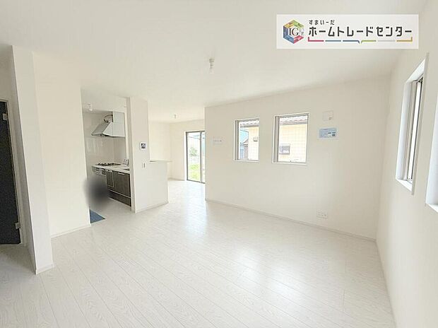 リビングにはこだわって開口部を可能な限り多く設けました。日当たり、風通しを良くするのはもちろんですが、やはり人が集まる場所ですので、開放感が必要な場所だと思います。広々としたリビングをお楽しみください