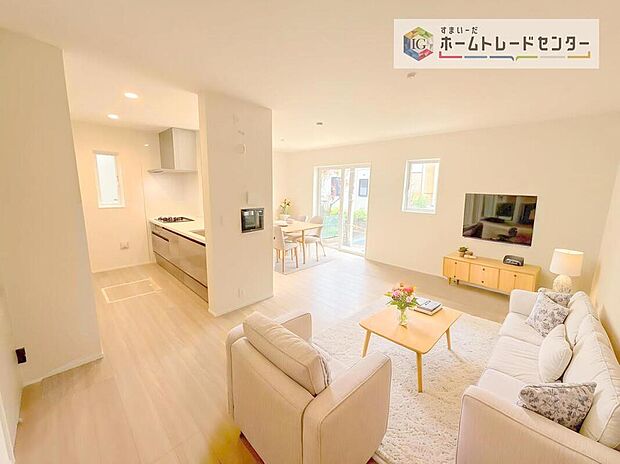 ダイニング、リビングの各スペースがしっかりと確保できるLDKです。※現況の物件写真に、CG による画像処理を行っています。家具、家電、照明器具、小物、カーテン、その他のイメージはCG です。