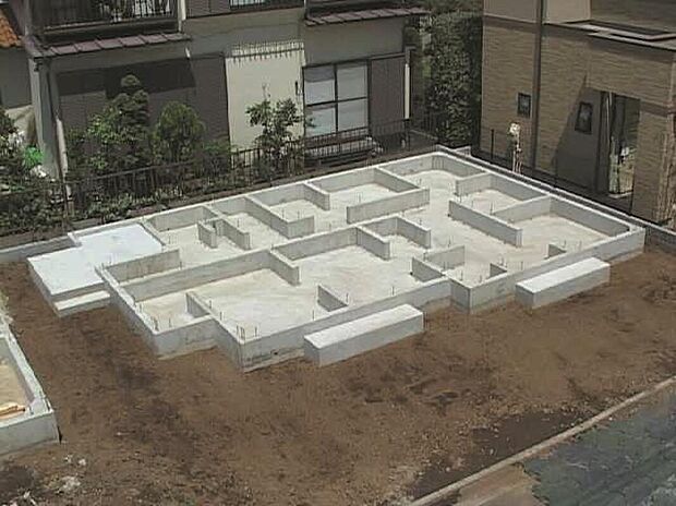 スラブ厚150mm、宅盤(GL)から高さ400mm以上を確保しています。地面からの湿気を防ぎ、不等沈下や地震時のねじれを防ぐ効果があり、白蟻に対する予防策としても有効です。