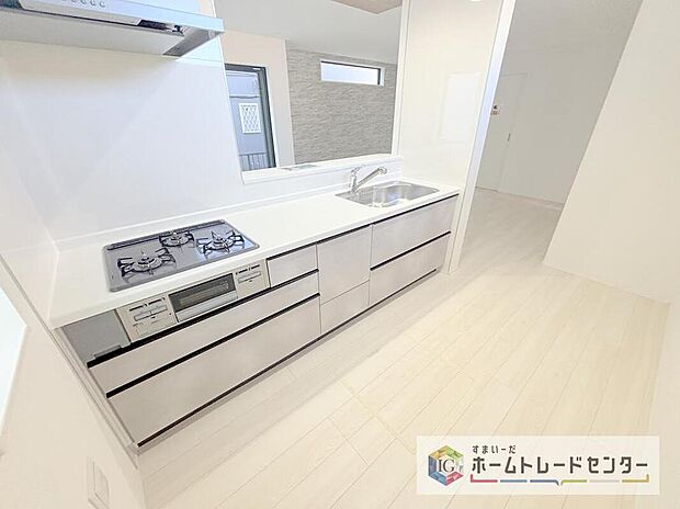 人気の対面式キッチン☆お食事の準備をしながらでもご家族とのコミュニケーションを楽しめます♪スライドタイプの収納を採用してますので、奥までしっかりと収納空間を利用できます。取り出しも簡単に♪