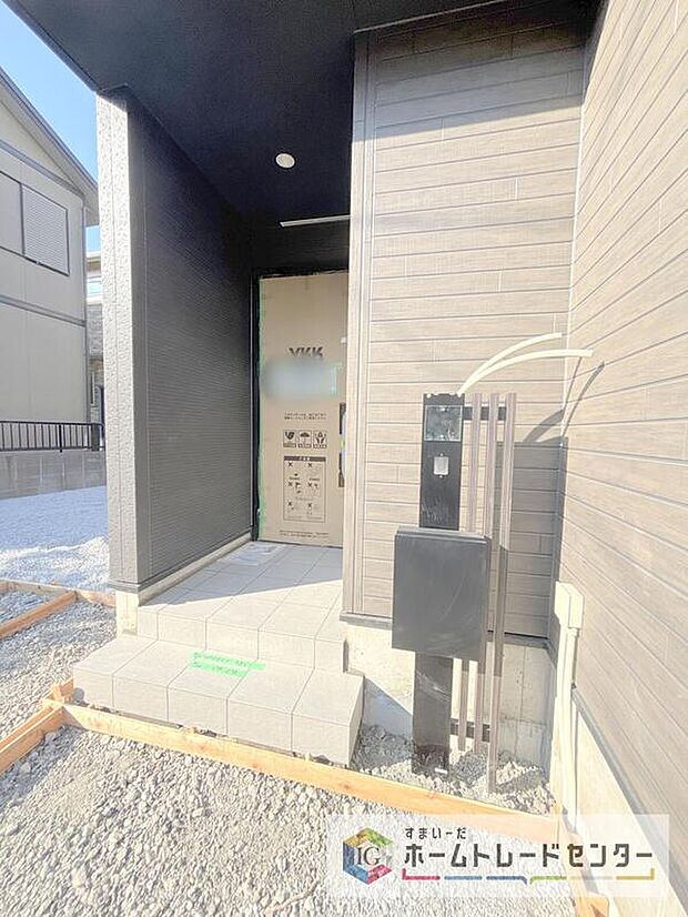 駐車場横のアプローチを上がると、木目調の高級感のある玄関ドアがございます。玄関を開けると広々とした空間と収納も目の前に！玄関が広い家は入った瞬間から気持ちが良いです。ぜひご自身で確かめて見て下さい。