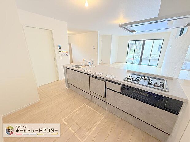 正面に壁がないため作業台からの景色があり、開放感があります。小さなお子様がいるご家庭では、お子様から目を離すことなく安心して料理することができます。