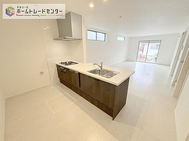 キッチンには大容量のオールスライド式の収納を採用しております。奥までしっかりと収納として活用でき、取り出す時も手前の物をどかしたりする手間など掛かりません、キッチン周りをいつもスッキリにしておけます。