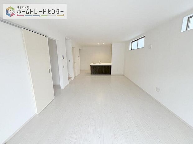 縦長で奥行きのあるリビングは、家具の配置がしやすく使い勝手が非常に良いです。特にソファを配置した時にその便利さがお分かりいただけると思います。ゆったりと、くつろげる場所でなくてはならないと考えています