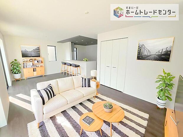 ダイニング、リビングの各スペースがしっかりと確保できるLDKです。※現況の物件写真に、CG による画像処理を行っています。家具、家電、照明器具、小物、カーテン、その他のイメージはCG です。