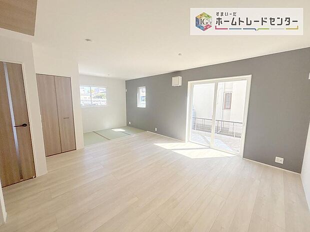 広々としたリビングは南側に設けた掃き出し窓からたくさんの陽光を取り入れてくれます。家族が集まる空間ですからやはり明るさと、暖かさは大切です。広さがありますので家具の配置に悩まなくて済むのも良いです。