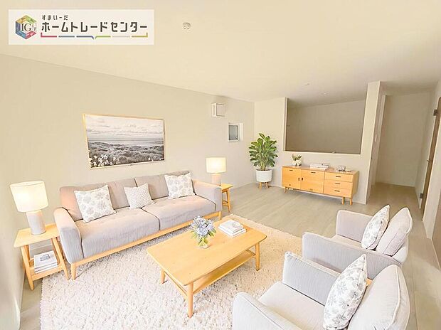 ダイニング、リビングの各スペースがしっかりと確保できるLDKです。※現況の物件写真に、CG による画像処理を行っています。家具、家電、照明器具、小物、カーテン、その他のイメージはCG です。