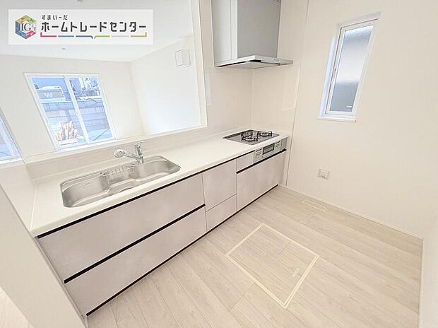 対面式キッチンですので、お食事の準備をしながらご家族との会話を楽しめます☆水回りも集中しているので、家事の動きがらくちんです♪