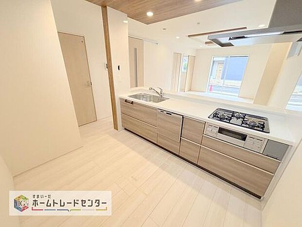 キッチンスペースはご家族みんなで作業ができるスペースを確保しております。みんなで楽しくお料理やお片付けをすれば、家事の時間も家族のコミュニケーションの時間に変わります。

