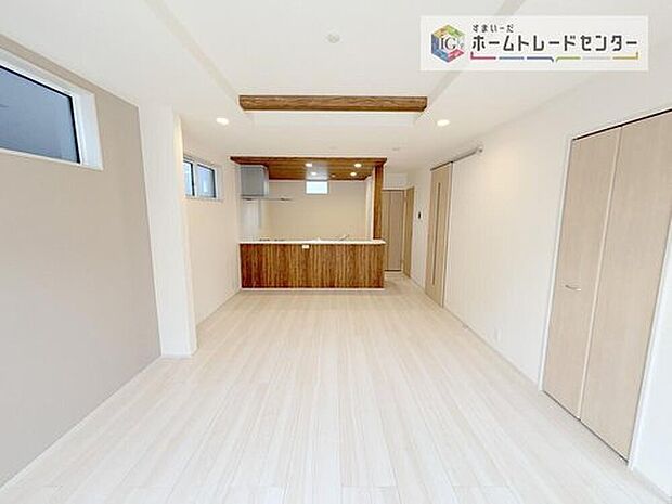 縦長で奥行きのあるリビングは、家具の配置がしやすく使い勝手が非常に良いです。特にソファを配置した時にその便利さがお分かりいただけると思います。ゆったりと、くつろげる場所でなくてはならないと考えています