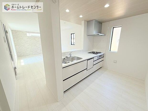 キッチンからリビングへの視界、動線です。対面キッチンですので、常にご家族が視界に入るのはもちろん、動線を広めにとっておりますので、お料理やお皿を持ちながらすれ違ってもぶつかる心配がありません。

