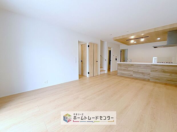 日当たりもよく、広々としたリビングです。ゆったりとした家族の時間をお過ごしいただけます。休日はご家族そろって、またはお友達を誘って、明るいリビングで楽しい時間をお過ごしください。