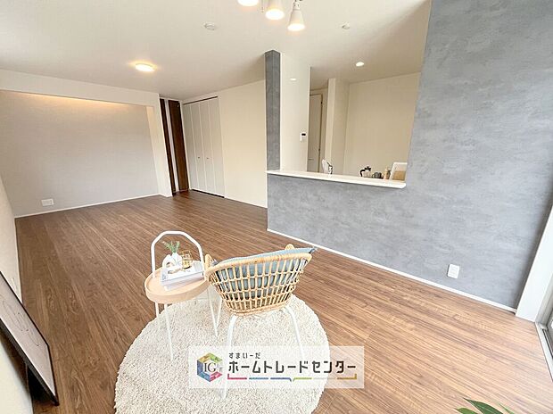 対面キッチン前の空間を広めにとっておりますので、ダイニングテーブルを置いてご家族皆様で食卓を囲ってもらっても充分なスペースがございます。家族で楽しいお食事のお時間をお過ごしください。
