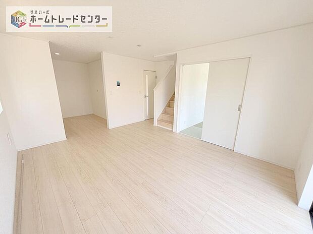 家族が毎日顔を合わせるリビングイン階段を採用、毎日のコミュニケーションを必ず取れるこの間取りは、多くのお客様の支持をいただいております。廊下など余分な空間が無くなり、リビングを広くとれるのもメリット♪