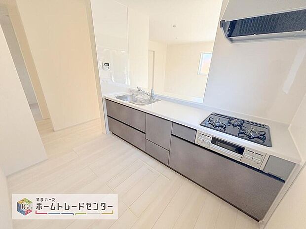 キッチンスペースは家族で作業が出来るよう広めにとりました。みんなで楽しくお料理をすれば、より美味しい食事が創れそうです。そしてお料理好きなお子様が育つかも、もちろん片付けもみんなでできます。