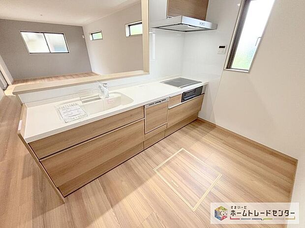 人気の対面式キッチン☆お食事の準備をしながらでもご家族とのコミュニケーションを楽しめます♪スライドタイプの収納を採用してますので、奥までしっかりと収納空間を利用できます。取り出しも簡単に♪