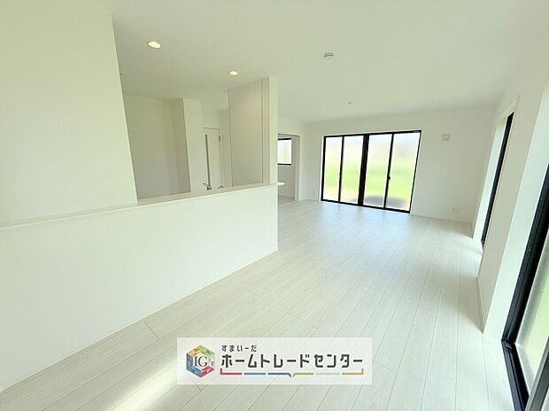 対面キッチン前の空間を広めにとっておりますので、ダイニングテーブルを置いてご家族皆様で食卓を囲ってもらっても充分なスペースがございます。家族で楽しいお食事のお時間をお過ごしください。
