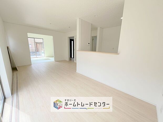 対面キッチン前の空間を広めにとっておりますので、ダイニングテーブルを置いてご家族皆様で食卓を囲ってもらっても充分なスペースがございます。家族で楽しいお食事のお時間をお過ごしください。
