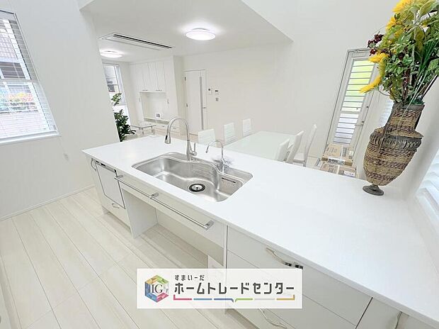 キッチンからリビングの視界です。家事をしていてもしっかりご家族とコミュニケーションをお取りいただけます。お片付けの当番になった方もこれでしっかりと話題の中に入っていけます。