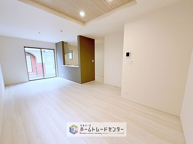 対面キッチンの前にダイニングテーブルを置き、手前側がリビングスペースになるかと思います。広く奥行きがありますので、ダイニング、リビングの各スペースの役割をしっかり分けて確保していただけます。
