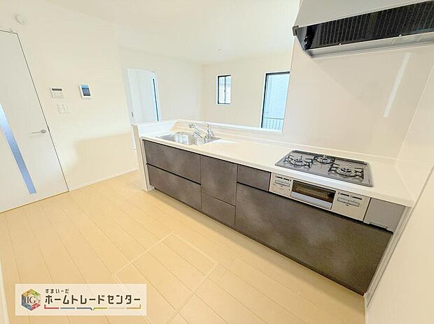キッチンスペースは家族で作業が出来るよう広めにとりました。みんなで楽しくお料理をすれば、より美味しい食事が創れそうです。そしてお料理好きなお子様が育つかも、もちろん片付けもみんなでできます。