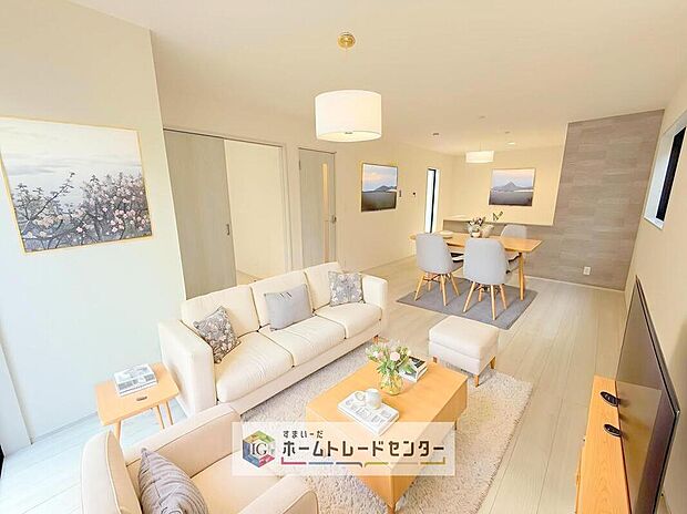 ダイニング、リビングの各スペースがしっかりと確保できるLDKです。※現況の物件写真に、CG による画像処理を行っています。家具、家電、照明器具、小物、カーテン、その他のイメージはCG です。