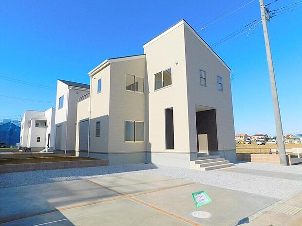【類似外観同仕様】
類似外観同仕様の物件になります。扉や窓の開口部の位置やデザインが異なります。
建物の詳細図面などもございます、仕様の細かなご説明もさせていただきます。