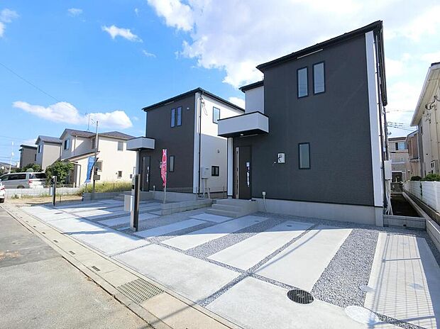 【類似外観同仕様】
類似外観同仕様の物件になります。扉や窓の開口部の位置やデザインが異なります。
建物のプレゼンテーションやモデルハウスのご案内も行っているので、お気軽にお問い合わせください。