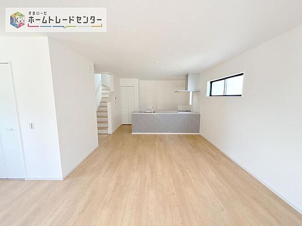 縦長で奥行きのあるリビングは、家具の配置がしやすく使い勝手が非常に良いです。特にソファを配置した時にその便利さがお分かりいただけると思います。ゆったりとくつろげる場所でなくてはならないと考えています。