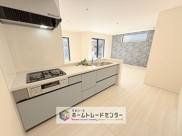 人気の対面式キッチン☆お食事の準備をしながらでもご家族とのコミュニケーションを楽しめます♪スライドタイプの収納を採用してますので、奥までしっかりと収納空間を利用できます。取り出しも簡単に♪
