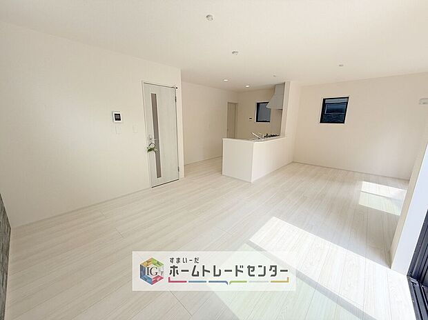 キッチンから見て、横長のリビングはご来客時に、キッチンはもちろんダイニングスペースを視界に入れない配置が可能です。生活感をお客様に見せたくない方などにも喜ばれています。家具の配置もしやすいのも良いです