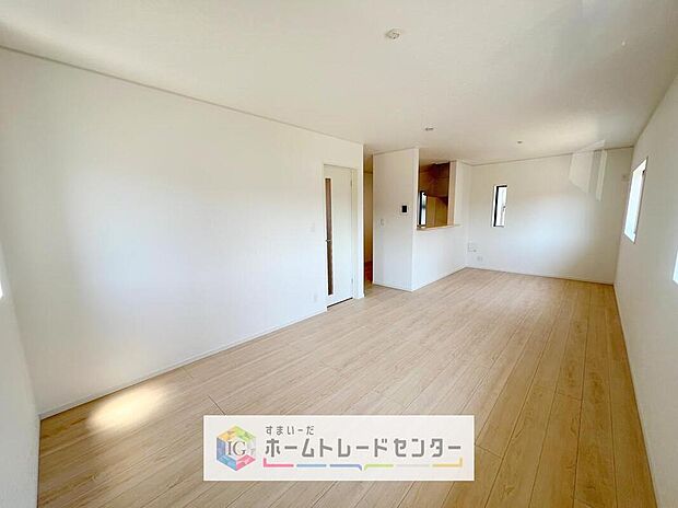 縦長で奥行きのあるリビングは、家具の配置がしやすく使い勝手が非常に良いです。特にソファを配置した時にその便利さがお分かりいただけると思います。ゆったりと、くつろげる場所でなくてはならないと考えています