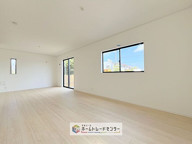 リビングにはこだわって開口部を可能な限り多く設けました。日当たり、風通しを良くするのはもちろんですが、やはり人が集まる場所ですので、開放感が必要な場所だと思います。広々としたリビングをお楽しみください