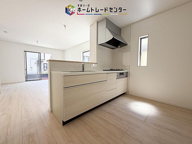 キッチンからリビングへの視界、動線です。対面キッチンですので、常にご家族が視界に入るのはもちろん、動線を広めにとっておりますので、お料理やお皿を持ちながらすれ違ってもぶつかる心配がありません。