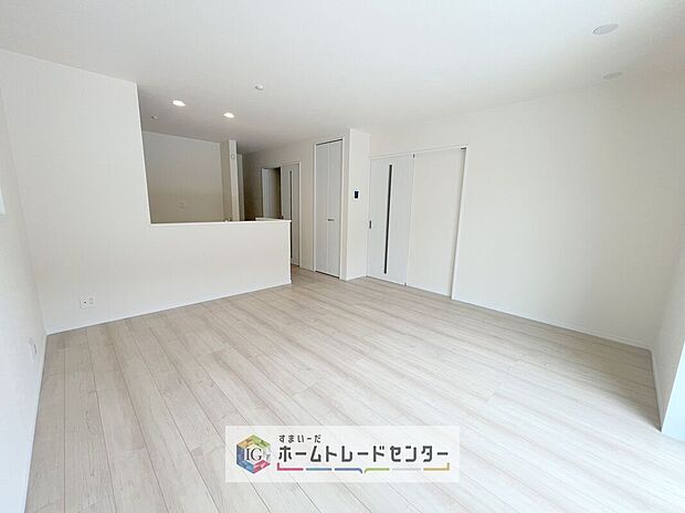 対面キッチンの前にダイニングテーブルを置き、手前側がリビングスペースになるかと思います。広く奥行きがありますので、ダイニング、リビングの各スペースの役割をしっかり分けて確保していただけます。
