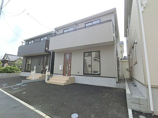 【類似外観同仕様】類似外観同仕様の物件になります。扉や窓の開口部の位置やデザインが異なります。建物の詳細図面などもございます、仕様の細かなご説明もさせていただきます。