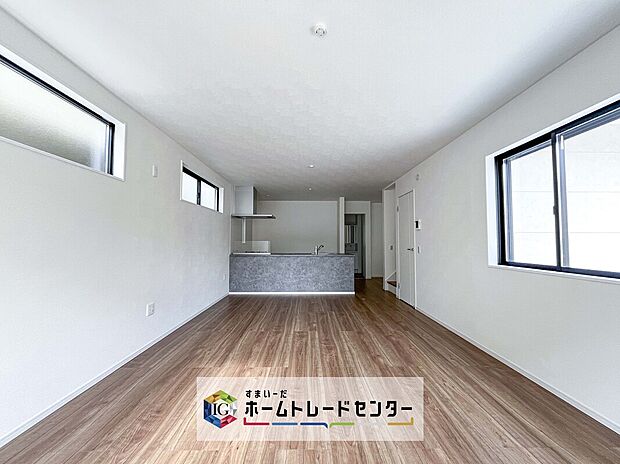 縦長で奥行きのあるリビングは、家具の配置がしやすく使い勝手が非常に良いです。特にソファを配置した時にその便利さがお分かりいただけると思います。ゆったりと、くつろげる場所でなくてはならないと考えています