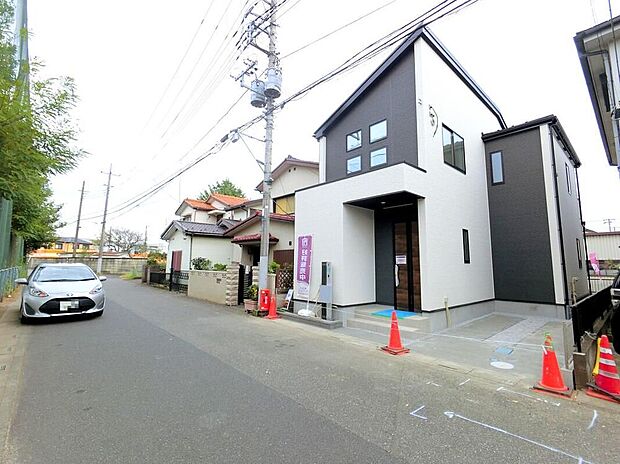 【類似外観同仕様】類似外観同仕様の物件になります。扉や窓の開口部の位置やデザインが異なります。建物のプレゼンテーションやモデルハウスのご案内も行っているので、お気軽にお問い合わせください。