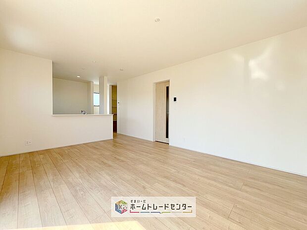 対面キッチンの前にダイニングテーブルを置き、手前側がリビングスペースになるかと思います。広く奥行きがありますので、ダイニング、リビングの各スペースの役割をしっかり分けて確保していただけます。
