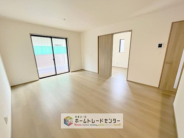 広々としたリビングは南側に設けた掃き出し窓からたくさんの陽光を取り入れてくれます。家族が集まる空間ですからやはり明るさと、暖かさは大切です。広さがありますので家具の配置に悩まなくて済むのも良いです。