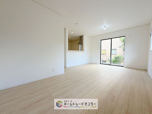 キッチンから見て、横長のリビングはご来客時に、キッチンはもちろんダイニングスペースを視界に入れない配置が可能です。生活感をお客様に見せたくない方などにも喜ばれています。家具の配置もしやすいのも良いです