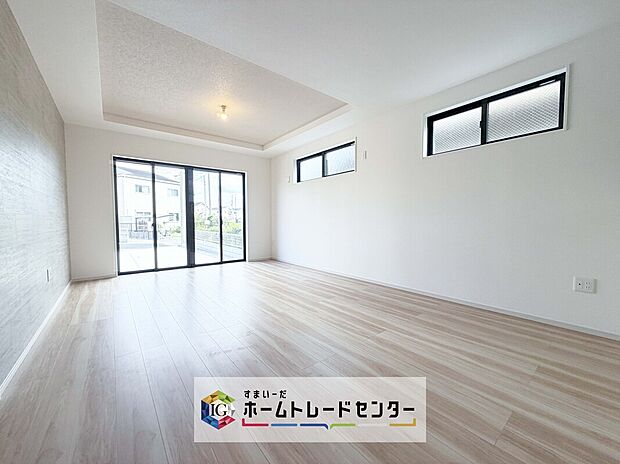 リビングにはこだわって開口部を可能な限り多く設けました。日当たり、風通しを良くするのはもちろんですが、やはり人が集まる場所ですので、開放感が必要な場所だと思います。広々としたリビングをお楽しみください