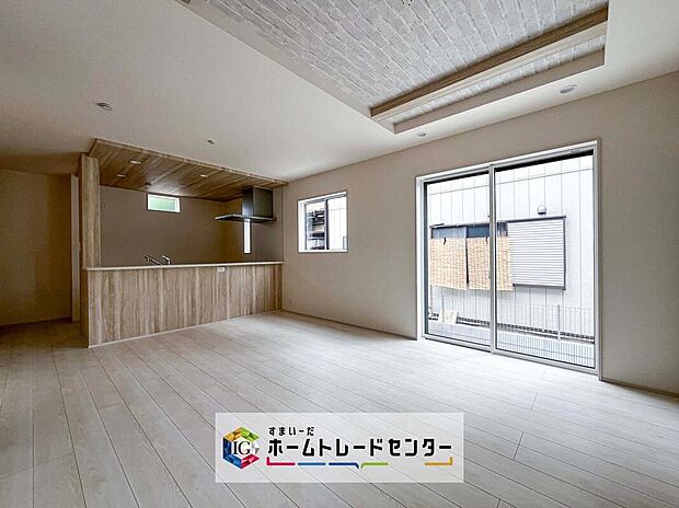 広々としたリビングは南側に設けた掃き出し窓からたくさんの陽光を取り入れてくれます。家族が集まる空間ですからやはり明るさと、暖かさは大切です。広さがありますので家具の配置に悩まなくて済むのも良いです。