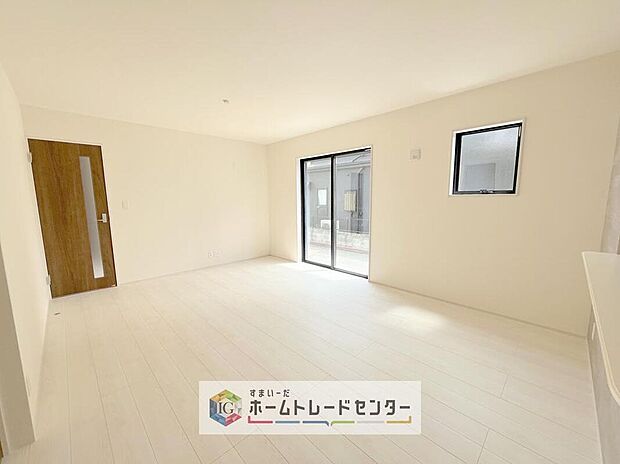 リビングにはこだわって開口部を可能な限り多く設けました。日当たり、風通しを良くするのはもちろんですが、やはり人が集まる場所ですので、開放感が必要な場所だと思います。広々としたリビングをお楽しみください