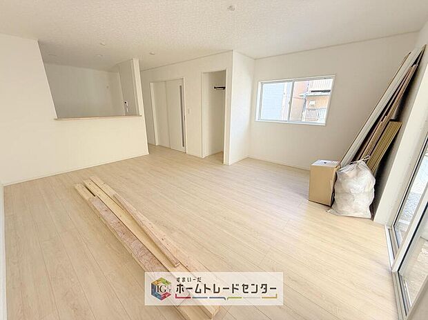 対面キッチンの前にダイニングテーブルを置き、手前側をリビングスペースになるかと思います。広く奥行きがありますので、ダイニング、リビングの各スペースの役割をしっかり分けて確保していただけます。
