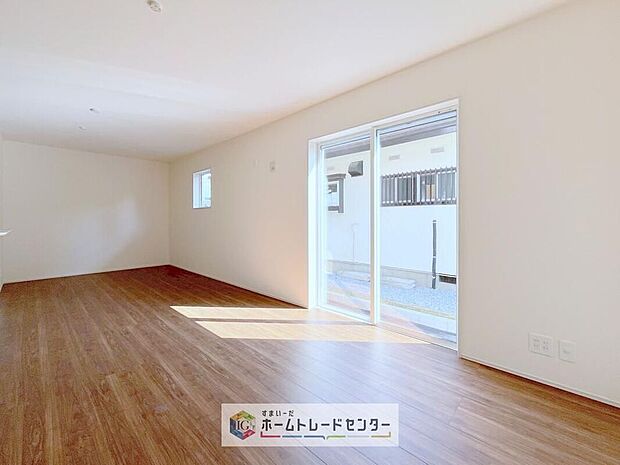 日当たりもよく、広々としたリビングです。ゆったりとした家族の時間をお過ごしいただけます。休日はご家族そろって、またはお友達を誘って、明るいリビングで楽しい時間をお過ごしください。