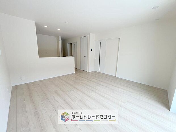 対面キッチンの前にダイニングテーブルを置き、手前側がリビングスペースになるかと思います。広く奥行きがありますので、ダイニング、リビングの各スペースの役割をしっかり分けて確保していただけます。