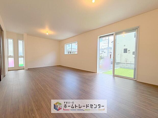 リビングにはこだわって開口部を可能な限り多く設けました。日当たり、風通しを良くするのはもちろんですが、やはり人が集まる場所ですので、開放感が必要な場所だと思います。広々としたリビングをお楽しみください