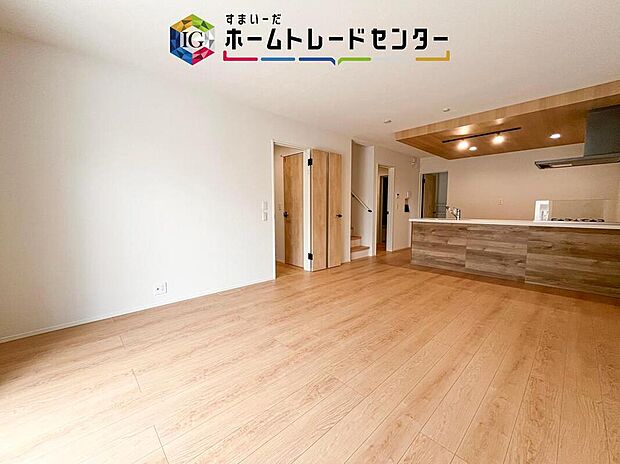 対面キッチンの前にダイニングテーブルを置き、手前側がリビングスペースになるかと思います。広く奥行きがありますので、ダイニング、リビングの各スペースの役割をしっかり分けて確保していただけます。