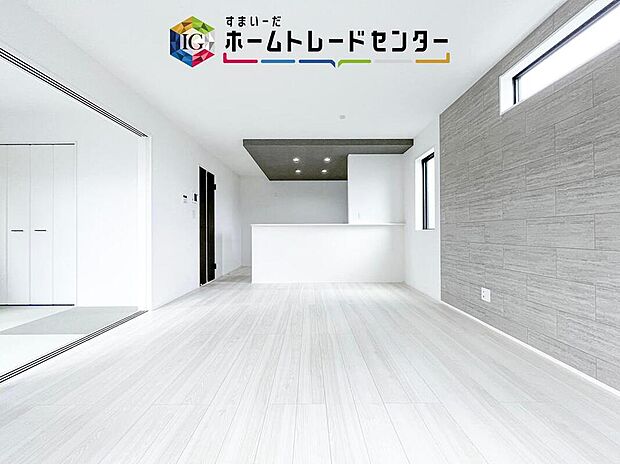 対面キッチンの前にダイニングテーブルを置き、手前側がリビングスペースになるかと思います。広く奥行きがありますので、ダイニング、リビングの各スペースの役割をしっかり分けて確保していただけます。